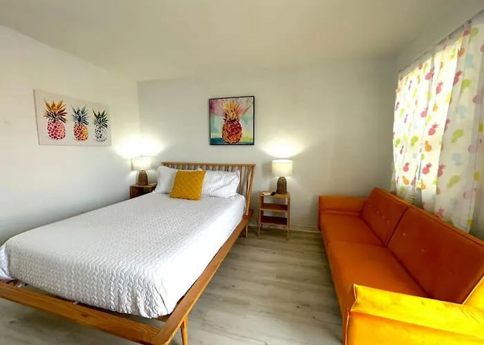 Pineapple Shores Retro Inn 6