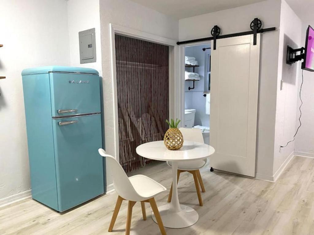 Pineapple Shores Retro 6 Apartment Daytona Beach