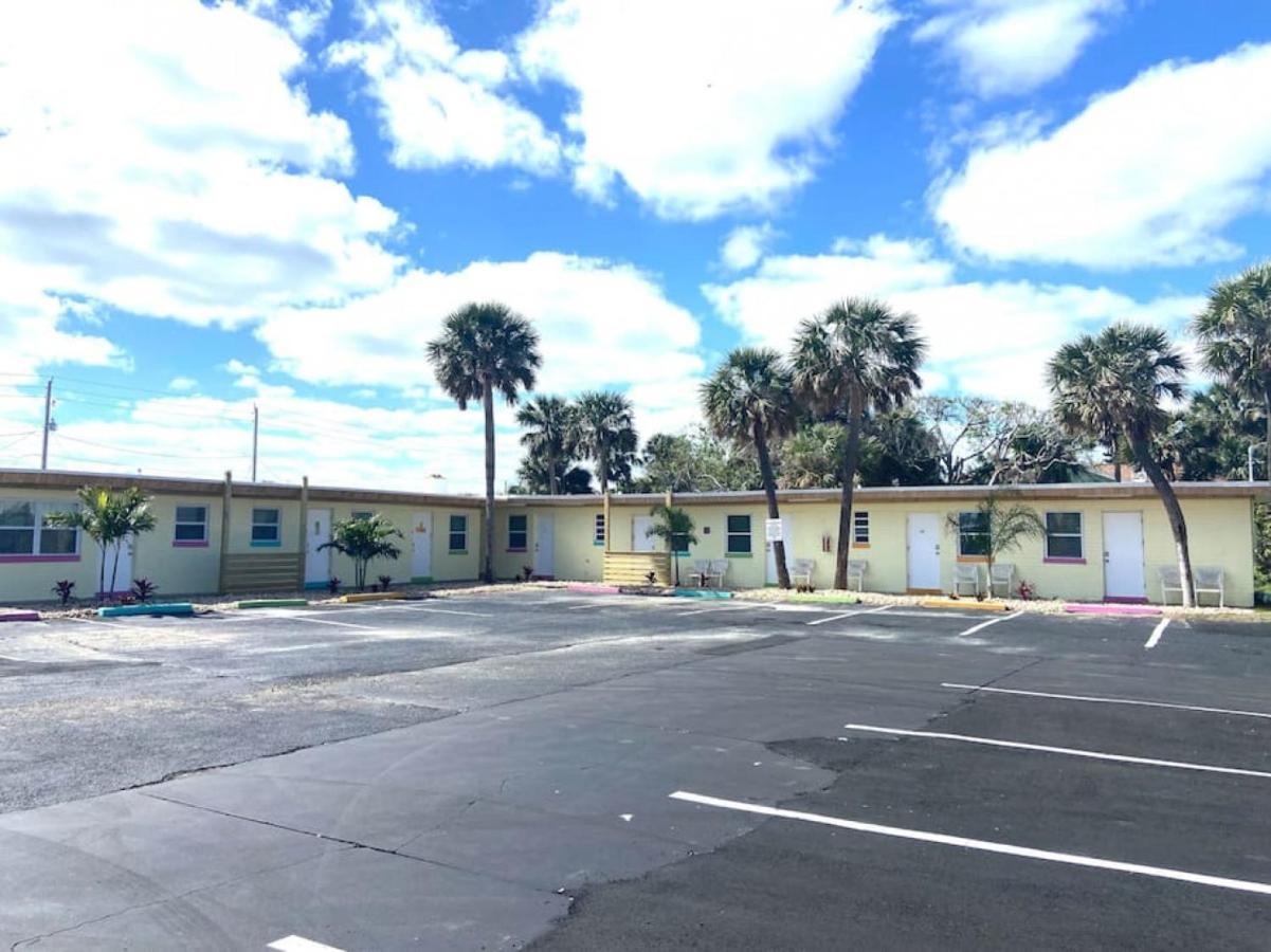 Pineapple Shores Retro 6 Daytona Beach